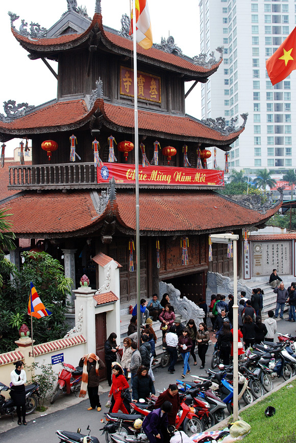 Hàng ngàn người nô nức lên chùa ăn chay