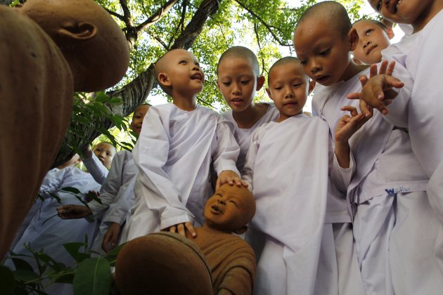 Nữ sinh Thái vào chùa làm ni cô
