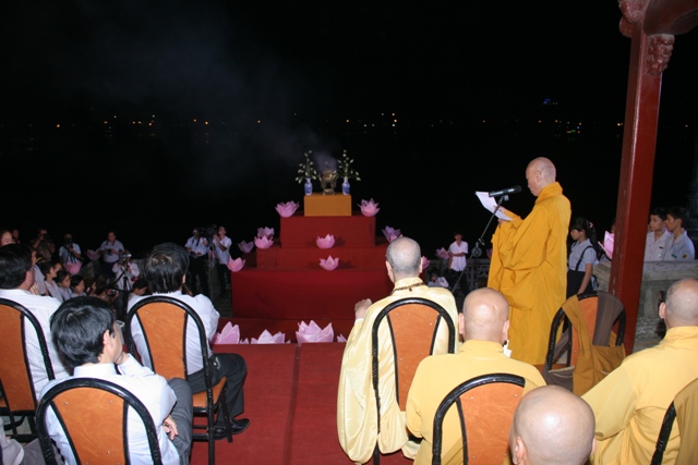 Lễ Thắp sáng Bảy Hoa sen trên sông Hương