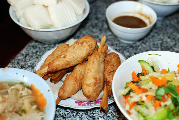 Hàng ngàn người nô nức lên chùa ăn chay