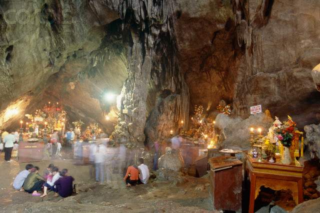Chùa Hương tuyệt đẹp trên báo quốc tế