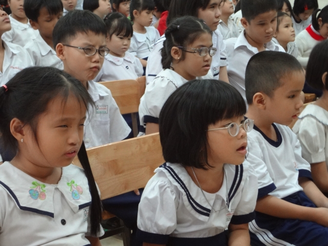 Đoàn từ thiện Đạo Phật Ngày Nay tặng quà tại Trường khiếm thị Nguyễn Đình Chiểu và Trung tâm Giáo dục Dạy nghề Thiếu niên TP. HCM