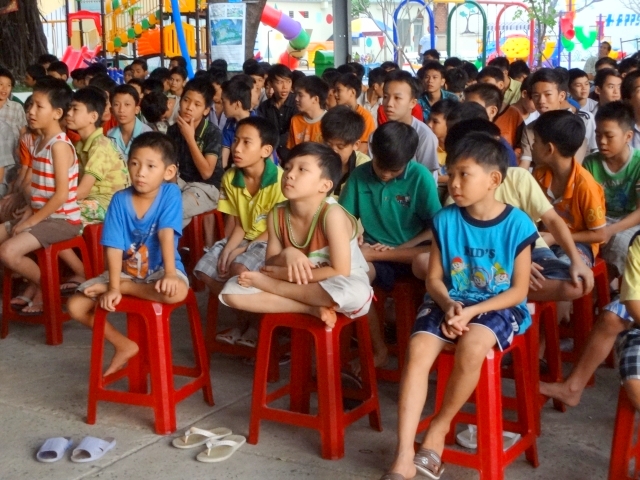 Đoàn từ thiện Đạo Phật Ngày Nay tặng quà tại Trường khiếm thị Nguyễn Đình Chiểu và Trung tâm Giáo dục Dạy nghề Thiếu niên TP. HCM