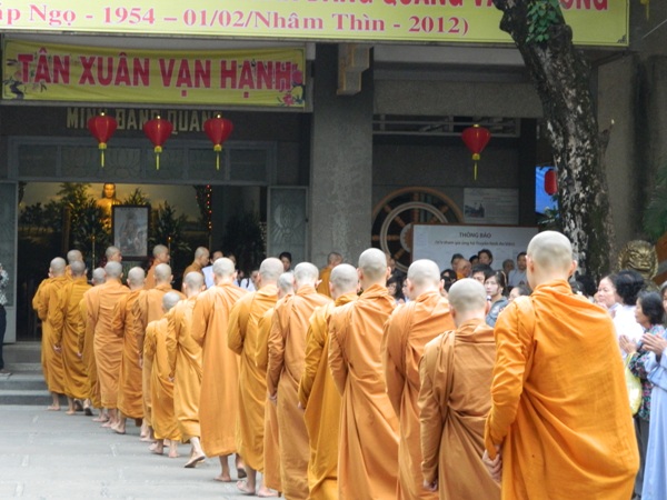 Chùm ảnh: Trì bình khất thực nhân lễ tưởng niệm ngày Tổ sư Minh Đăng Quang vắng bóng - ngày thứ 2