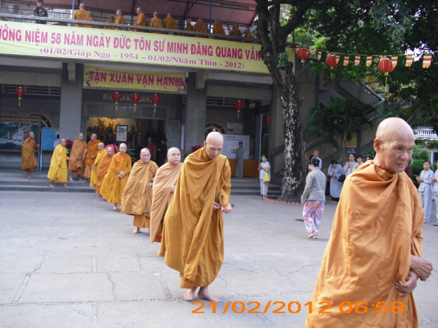 Chùm ảnh: Trì bình khất thực nhân lễ tưởng niệm ngày Tổ sư Minh Đăng Quang vắng bóng - ngày thứ 2