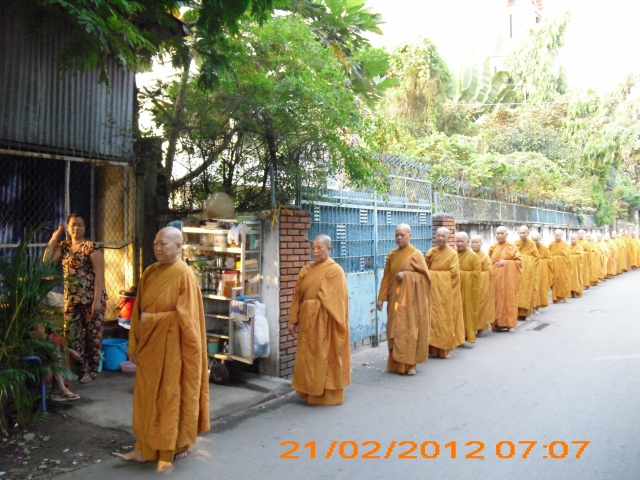 Chùm ảnh: Trì bình khất thực nhân lễ tưởng niệm ngày Tổ sư Minh Đăng Quang vắng bóng - ngày thứ 2