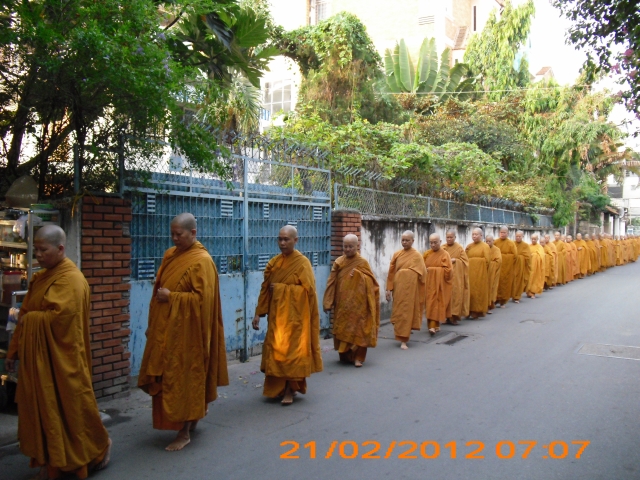 Chùm ảnh: Trì bình khất thực nhân lễ tưởng niệm ngày Tổ sư Minh Đăng Quang vắng bóng - ngày thứ 2