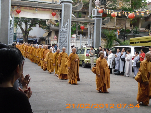 Chùm ảnh: Trì bình khất thực nhân lễ tưởng niệm ngày Tổ sư Minh Đăng Quang vắng bóng - ngày thứ 2