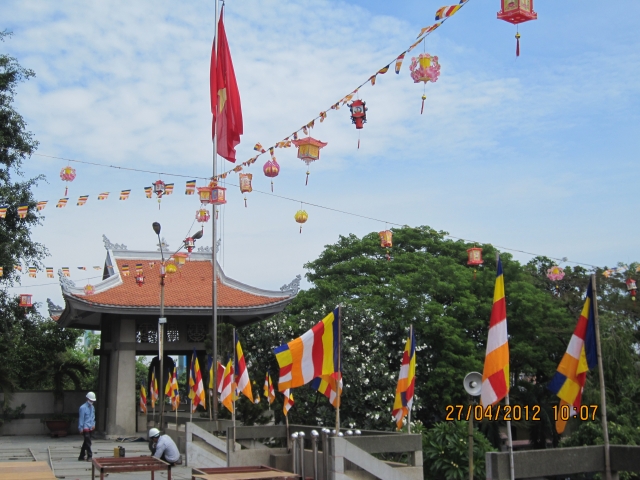 Chùm ảnh: Chuẩn bị đại lễ Phật đản PL 2556 - DL 2012