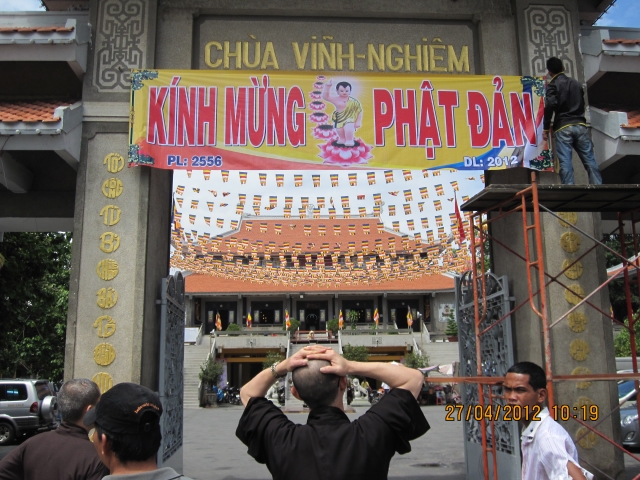 Chùm ảnh: Chuẩn bị đại lễ Phật đản PL 2556 - DL 2012
