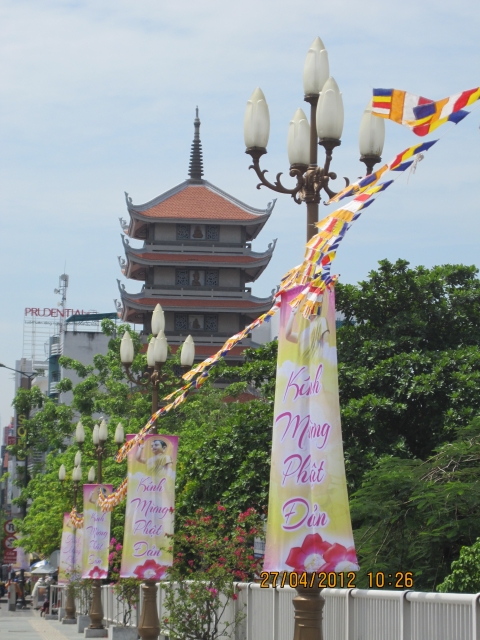 Chùm ảnh: Chuẩn bị đại lễ Phật đản PL 2556 - DL 2012