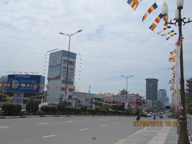 Chùm ảnh: Chuẩn bị đại lễ Phật đản PL 2556 - DL 2012