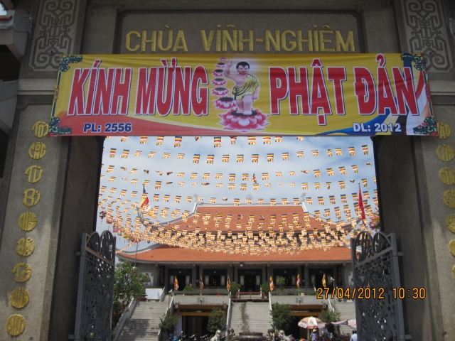 Chùm ảnh: Chuẩn bị đại lễ Phật đản PL 2556 - DL 2012