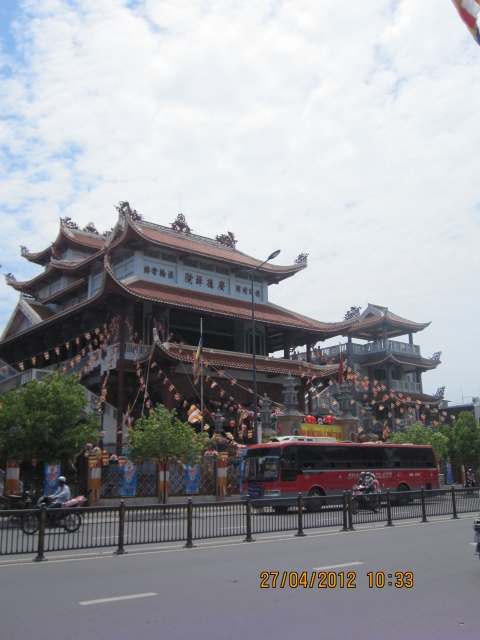 Chùm ảnh: Chuẩn bị đại lễ Phật đản PL 2556 - DL 2012