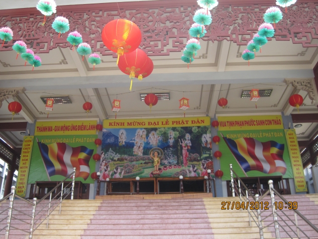 Chùm ảnh: Chuẩn bị đại lễ Phật đản PL 2556 - DL 2012