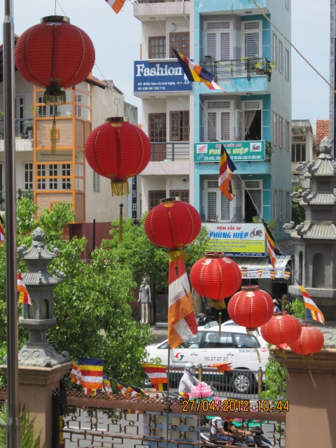 Chùm ảnh: Chuẩn bị đại lễ Phật đản PL 2556 - DL 2012