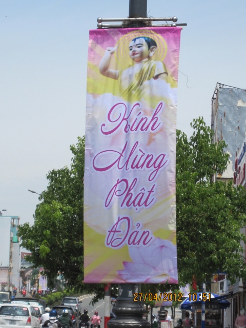 Chùm ảnh: Chuẩn bị đại lễ Phật đản PL 2556 - DL 2012