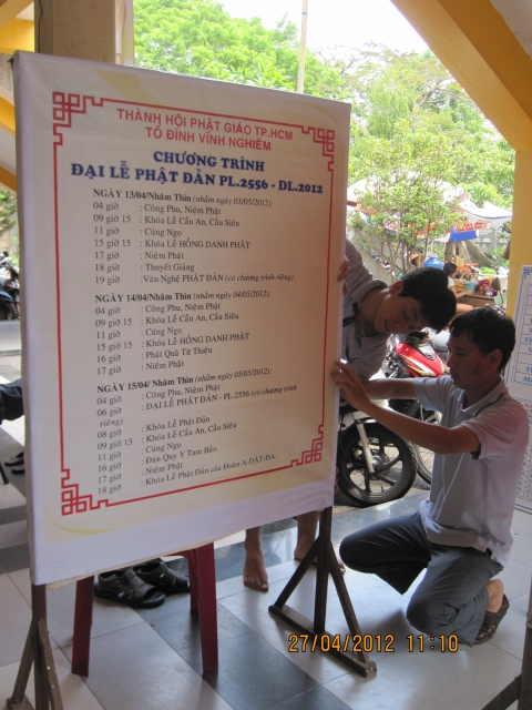 Chùm ảnh: Chuẩn bị đại lễ Phật đản PL 2556 - DL 2012