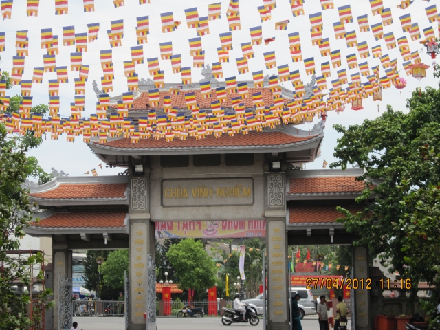Chùm ảnh: Chuẩn bị đại lễ Phật đản PL 2556 - DL 2012