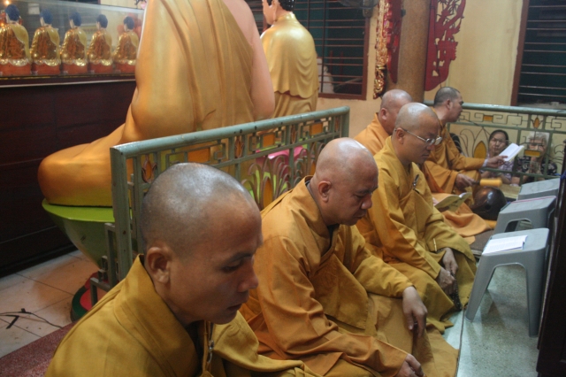 Chùm ảnh đón xuân Di Lặc ngày mồng một tết 2012 tại chùa Giác Ngộ