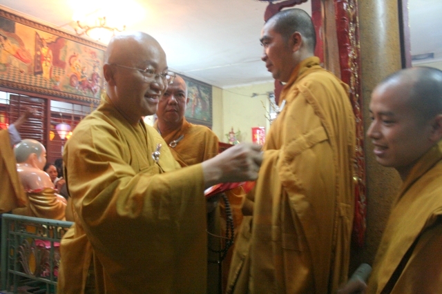 Chùm ảnh đón xuân Di Lặc ngày mồng một tết 2012 tại chùa Giác Ngộ