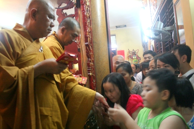 Chùm ảnh đón xuân Di Lặc ngày mồng một tết 2012 tại chùa Giác Ngộ