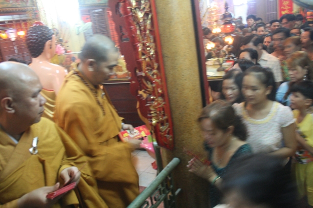 Chùm ảnh đón xuân Di Lặc ngày mồng một tết 2012 tại chùa Giác Ngộ