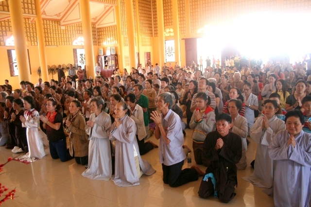 Chùm ảnh: Chùa Giác Ngộ tổ chức hành hương 10 chùa đầu năm