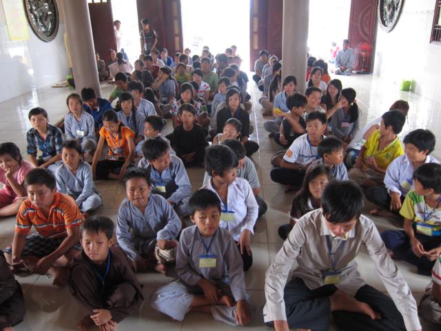 Cần Giuộc: Chia tay quyến luyến khóa tu mùa hè tại chùa Khánh Ninh