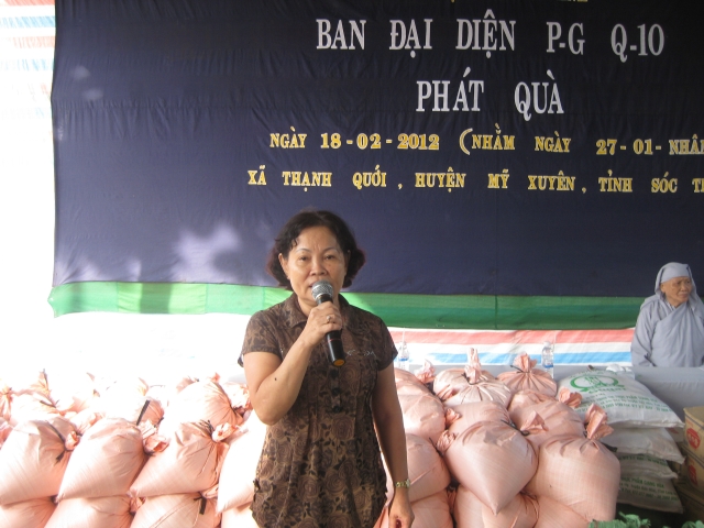 Ban đại diện Phật giáo Q10 phát quà cho đồng bao nghèo tỉnh Sóc Trăng