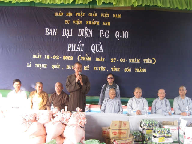 Ban đại diện Phật giáo Q10 phát quà cho đồng bao nghèo tỉnh Sóc Trăng