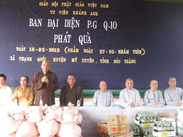 Ban đại diện Phật giáo Q10 phát quà cho đồng bao nghèo tỉnh Sóc Trăng