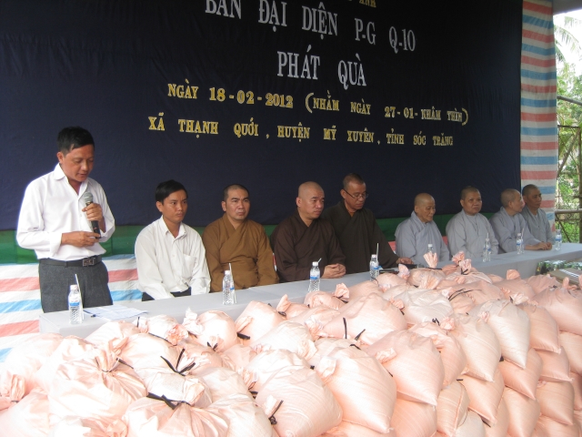 Ban đại diện Phật giáo Q10 phát quà cho đồng bao nghèo tỉnh Sóc Trăng