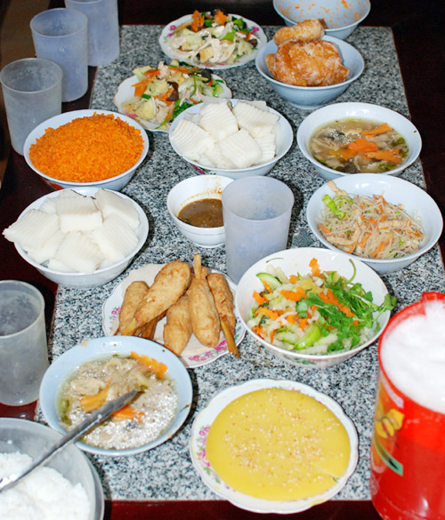 Hàng ngàn người nô nức lên chùa ăn chay