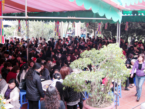 Hàng ngàn người nô nức lên chùa ăn chay