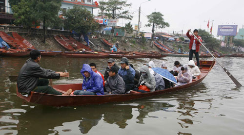 Hàng chục ngàn người trẩy hội chùa Hương