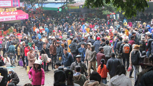 Hàng chục ngàn người trẩy hội chùa Hương