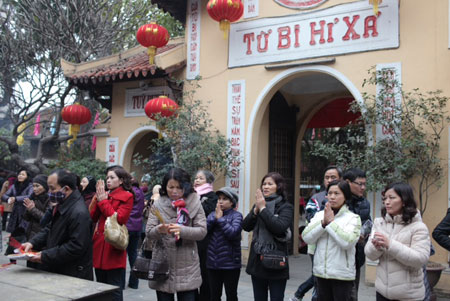 Người Hà Nội “đội” rét đi lễ chùa