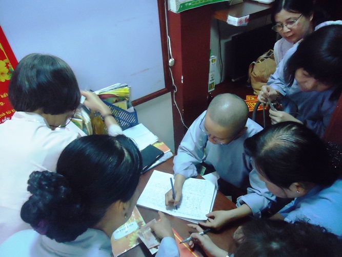 Chen chân lên chùa trừ sao xấu