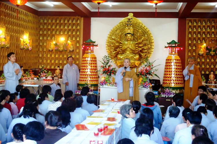 Chen chân lên chùa trừ sao xấu
