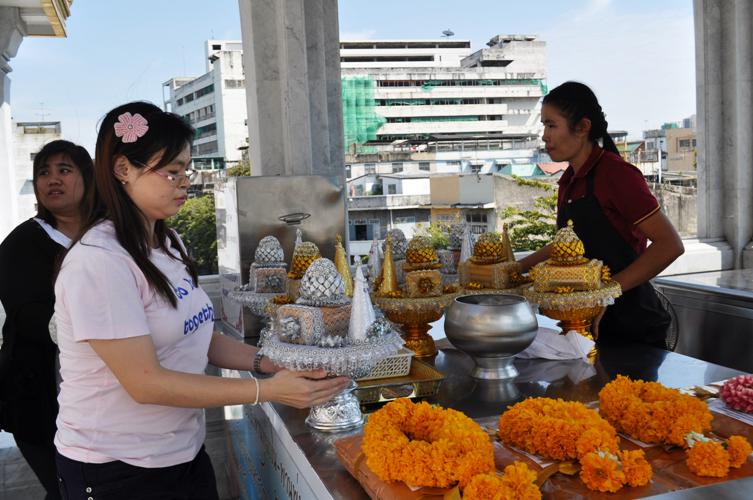 Chiêm bái tượng Phật vàng lớn nhất thế giới
