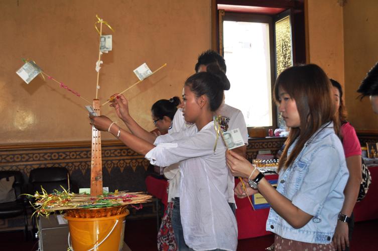 Chiêm bái tượng Phật vàng lớn nhất thế giới