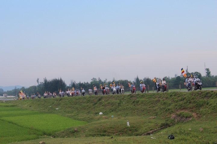 Hà Tĩnh: Chùa Giai Lam tưng bừng diễu hành cờ hoa mừng Phật đản PL: 2556