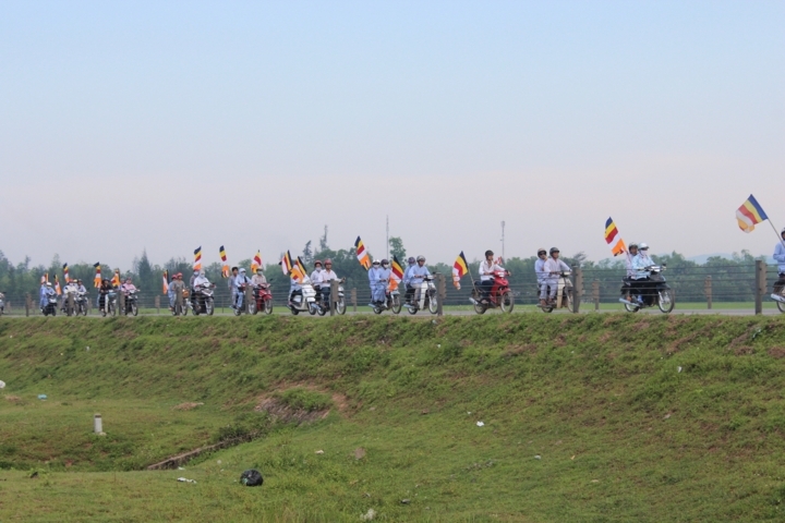 Hà Tĩnh: Chùa Giai Lam tưng bừng diễu hành cờ hoa mừng Phật đản PL: 2556