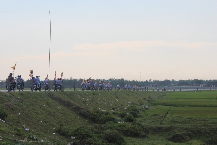 Hà Tĩnh: Chùa Giai Lam tưng bừng diễu hành cờ hoa mừng Phật đản PL: 2556