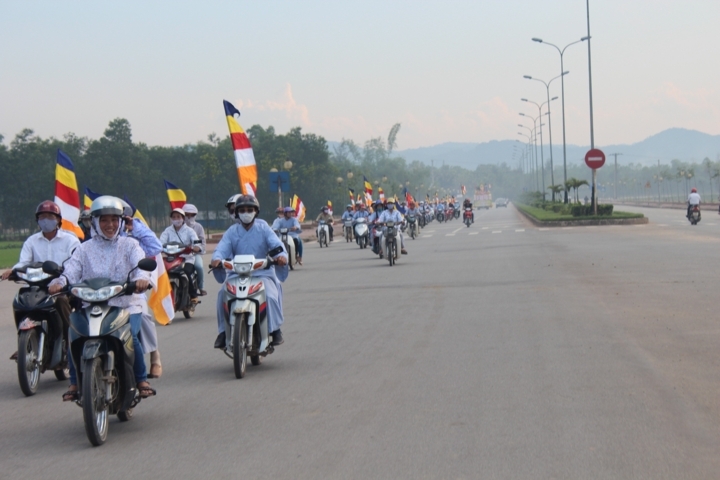 Hà Tĩnh: Chùa Giai Lam tưng bừng diễu hành cờ hoa mừng Phật đản PL: 2556