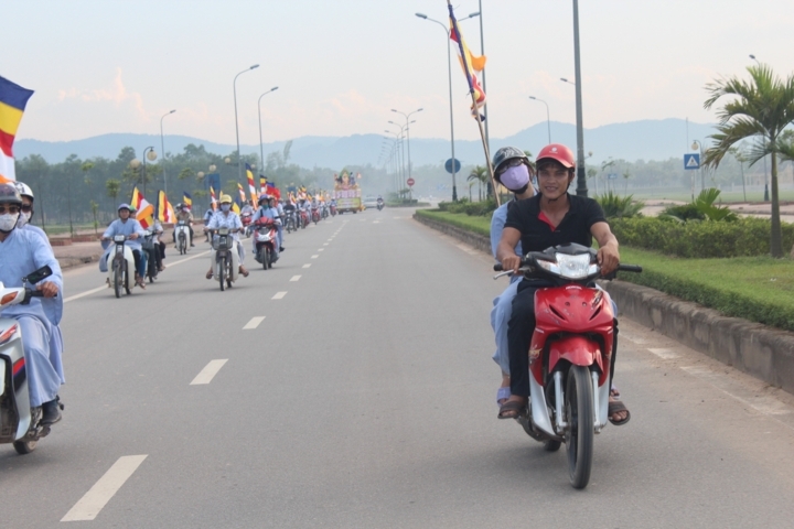 Hà Tĩnh: Chùa Giai Lam tưng bừng diễu hành cờ hoa mừng Phật đản PL: 2556