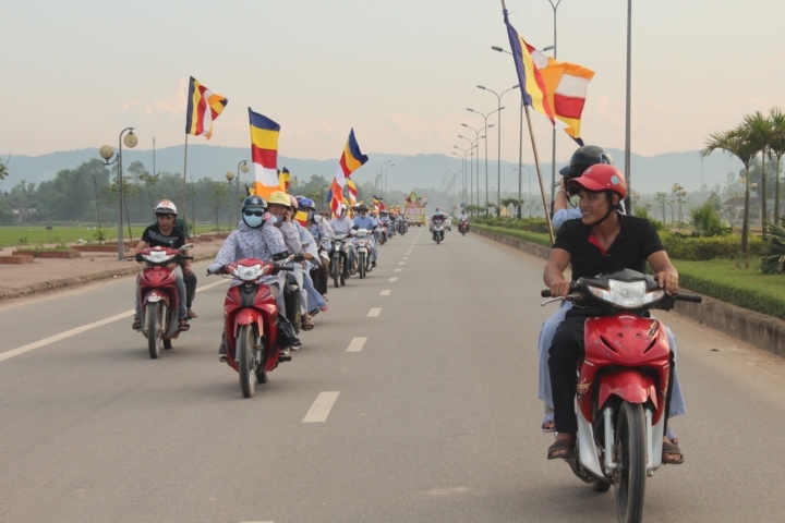 Hà Tĩnh: Chùa Giai Lam tưng bừng diễu hành cờ hoa mừng Phật đản PL: 2556