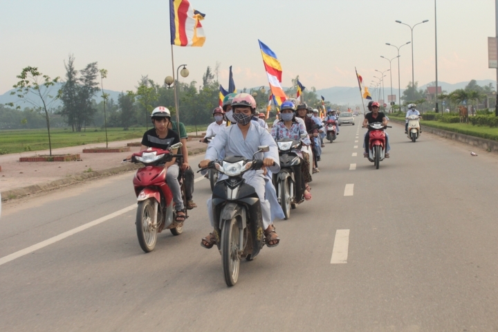 Hà Tĩnh: Chùa Giai Lam tưng bừng diễu hành cờ hoa mừng Phật đản PL: 2556