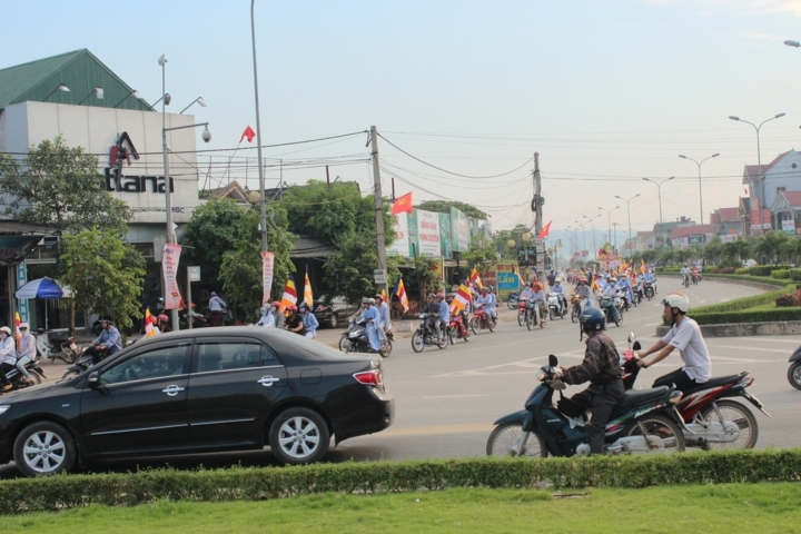 Hà Tĩnh: Chùa Giai Lam tưng bừng diễu hành cờ hoa mừng Phật đản PL: 2556